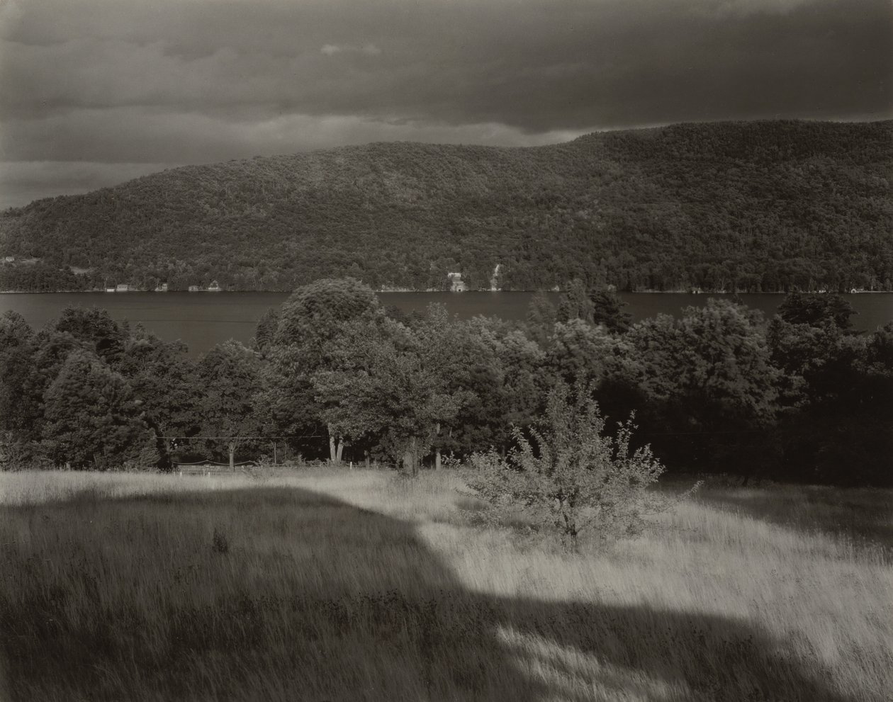 Jezioro George widziane ze wzgórza autorstwa Alfred Stieglitz