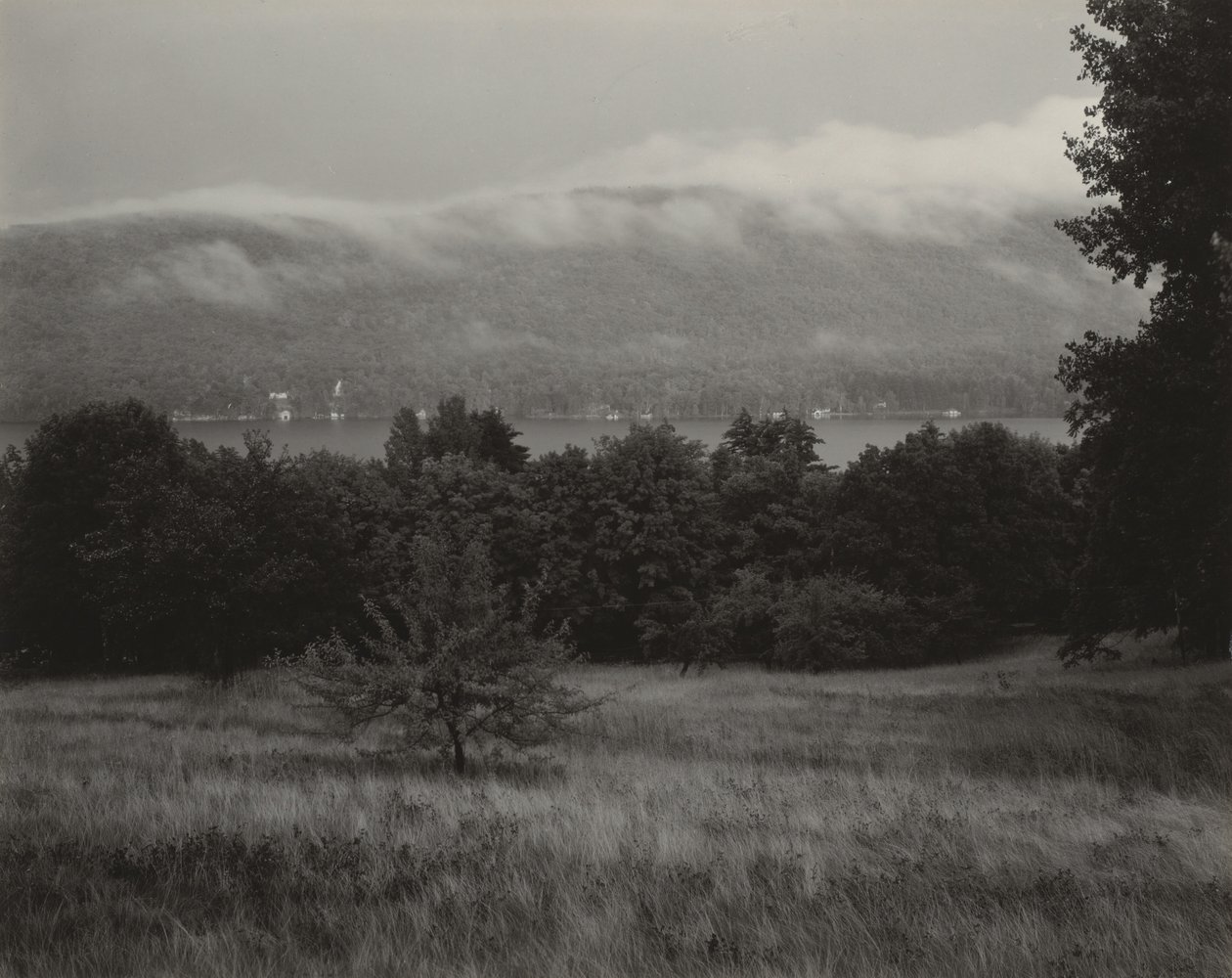 Jezioro George widziane ze wzgórza autorstwa Alfred Stieglitz