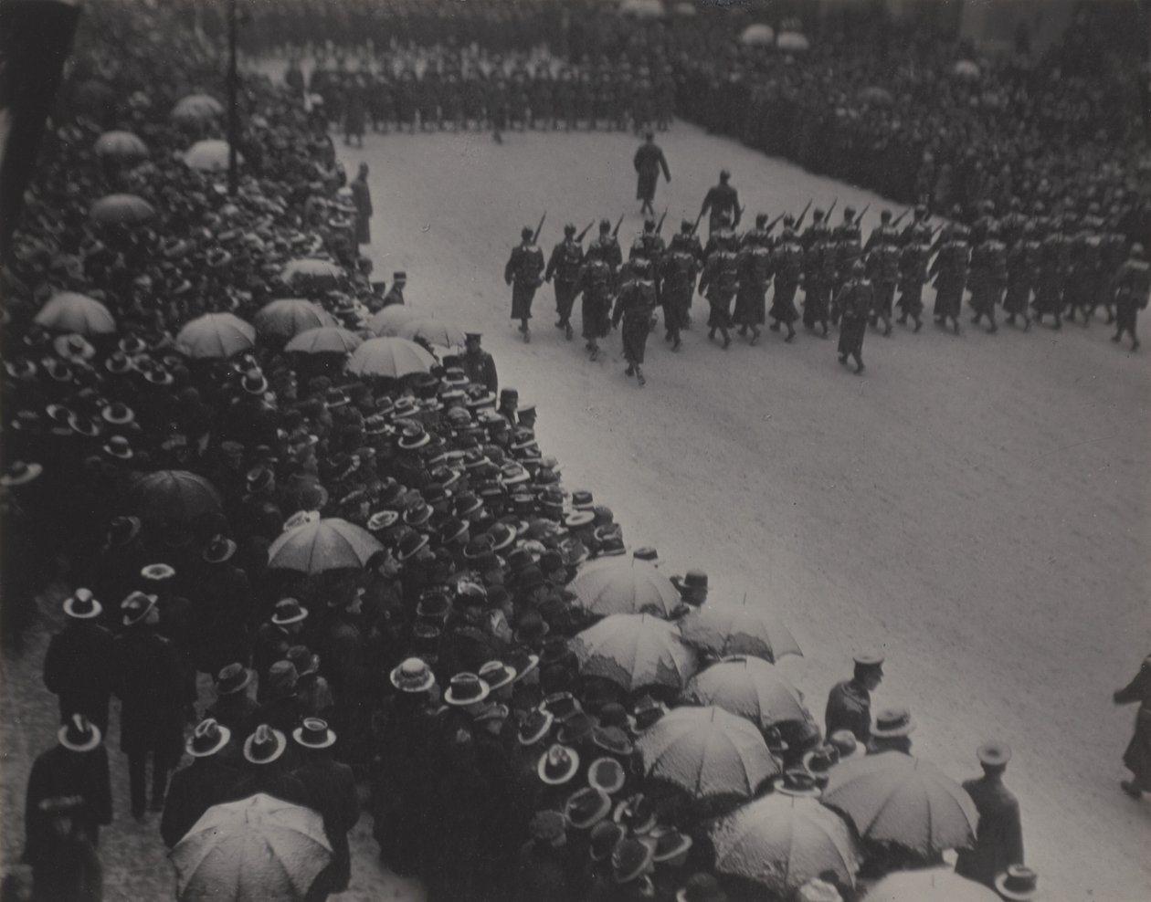 Parada wojskowa w Nowym Jorku autorstwa Alfred Stieglitz