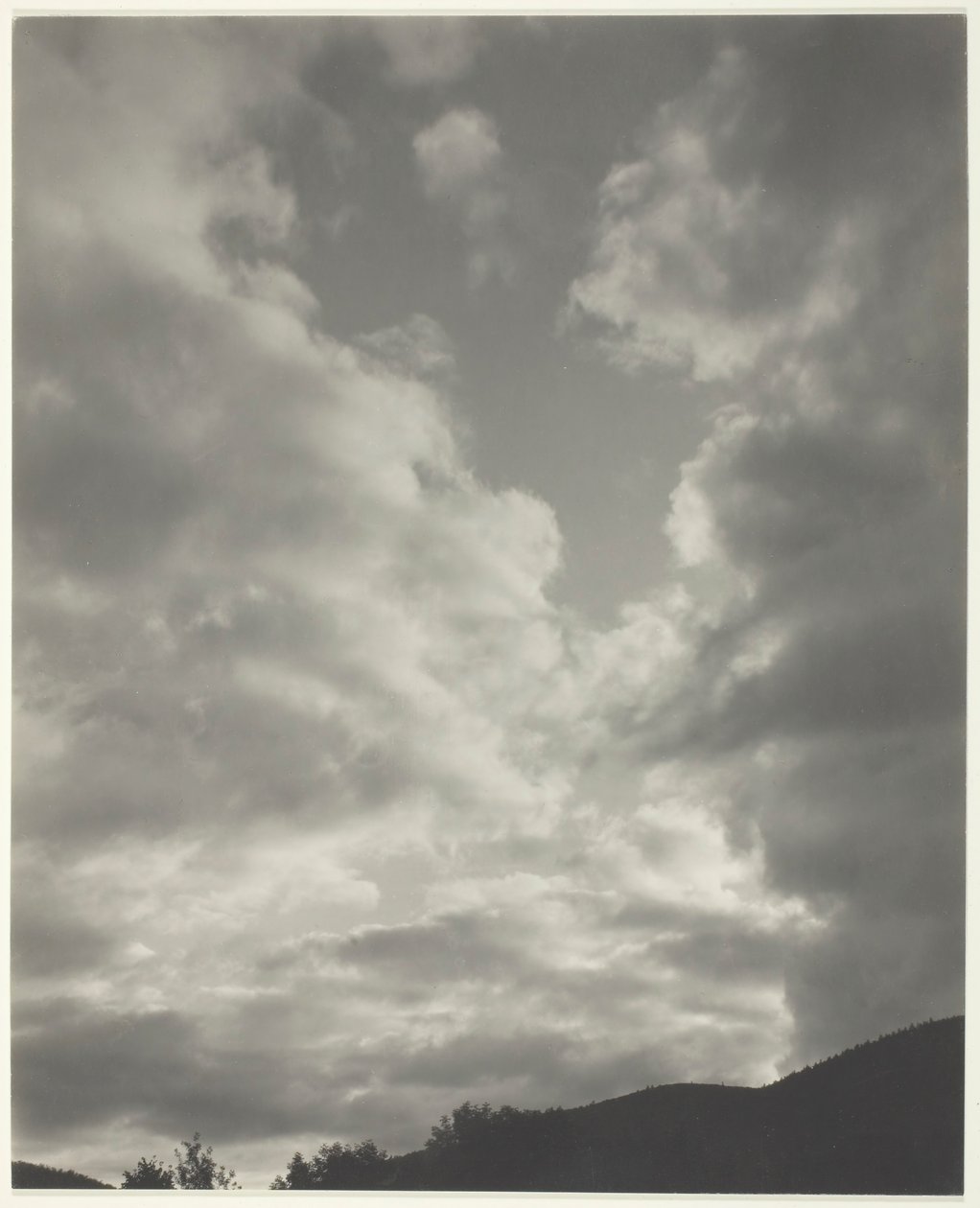 Muzyka - sekwencja dziesięciu fotografii chmur, nr II, 1922. autorstwa Alfred Stieglitz
