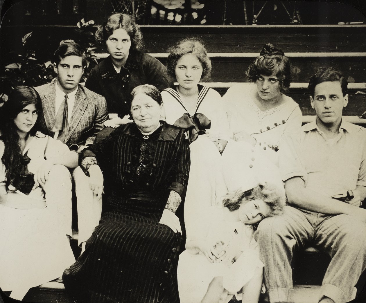 Bez tytułu (matka Stieglitza Hedwig z wnukami na schodach Oaklawn) autorstwa Alfred Stieglitz