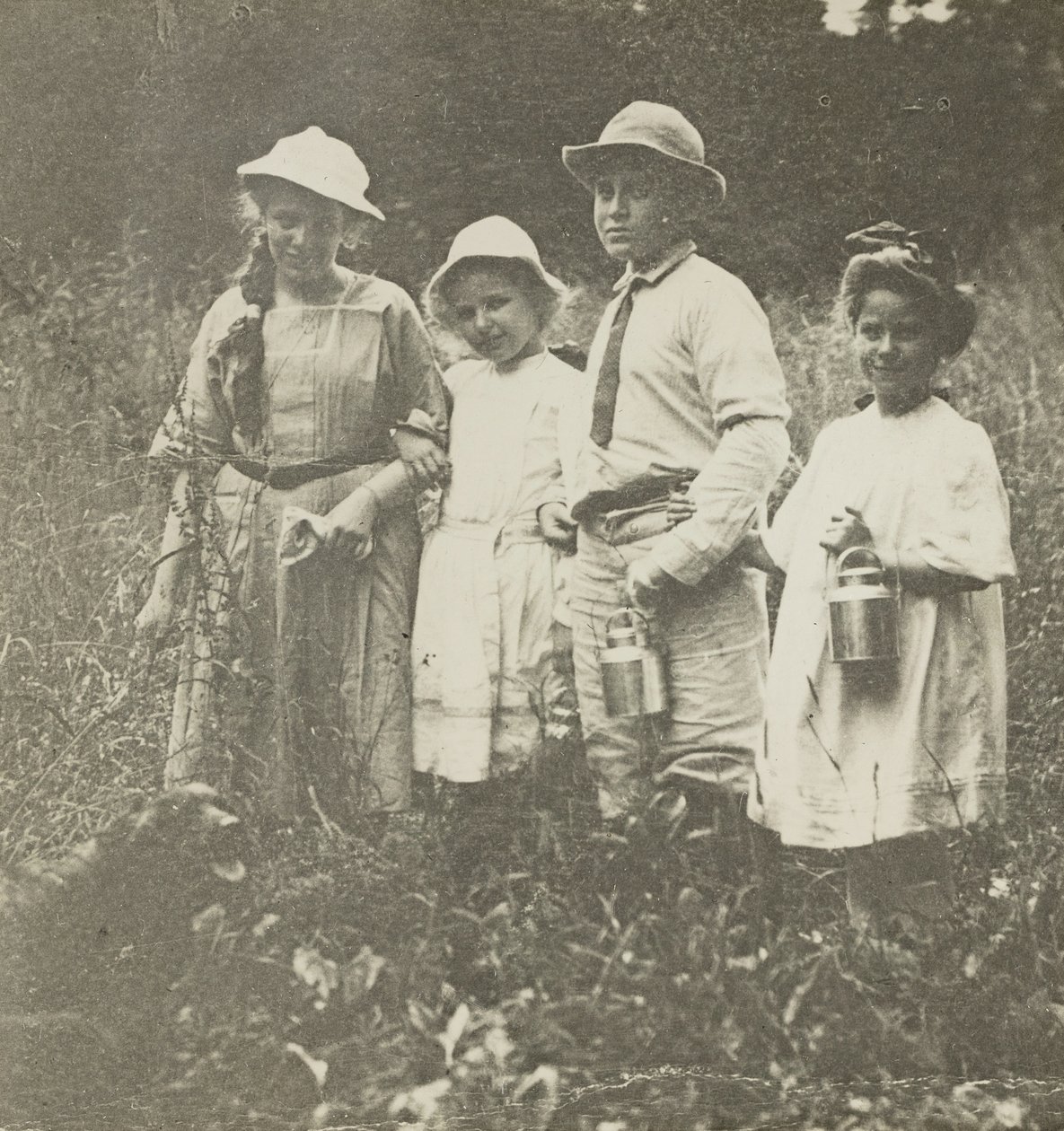 Bez tytułu Flora, Elizabeth, Howard i Kitty na polu Lake George, 190305. autorstwa Alfred Stieglitz