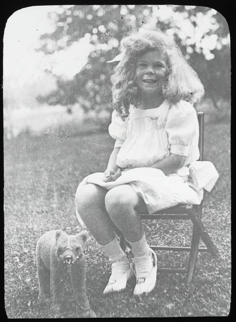 Bez tytułu Georgia E. z pluszowym misiem, ca. 1916. autorstwa Alfred Stieglitz