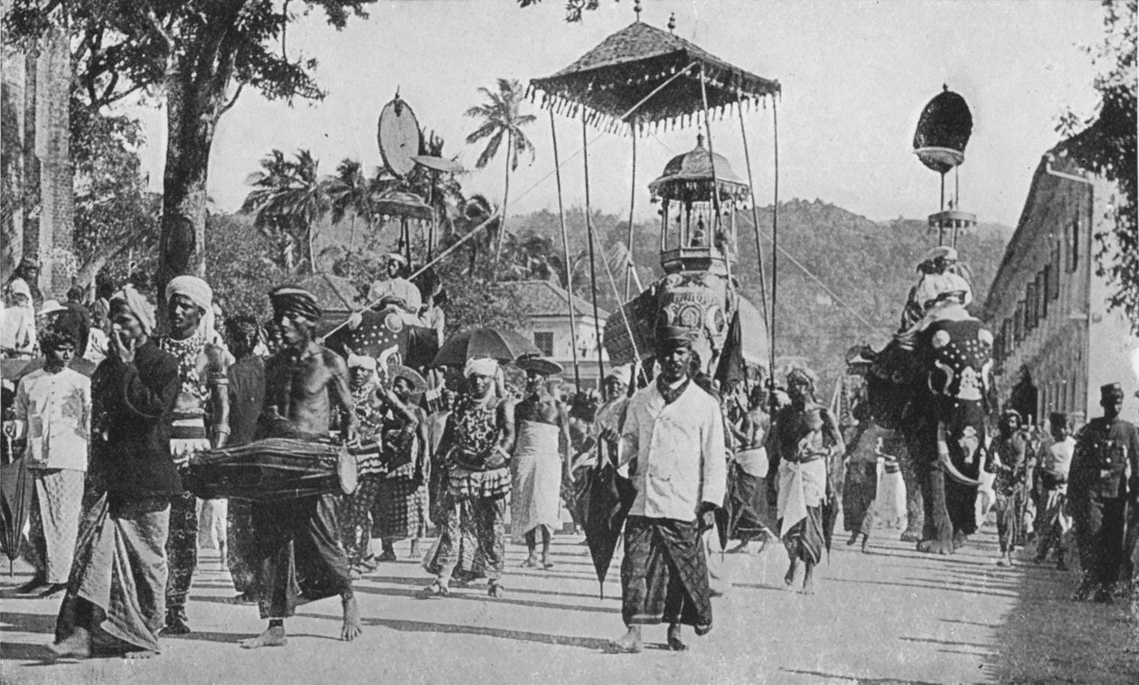 Kandy. Przejście przez Perahera, c1890, 1910 autorstwa Alfred William Amandus Plate