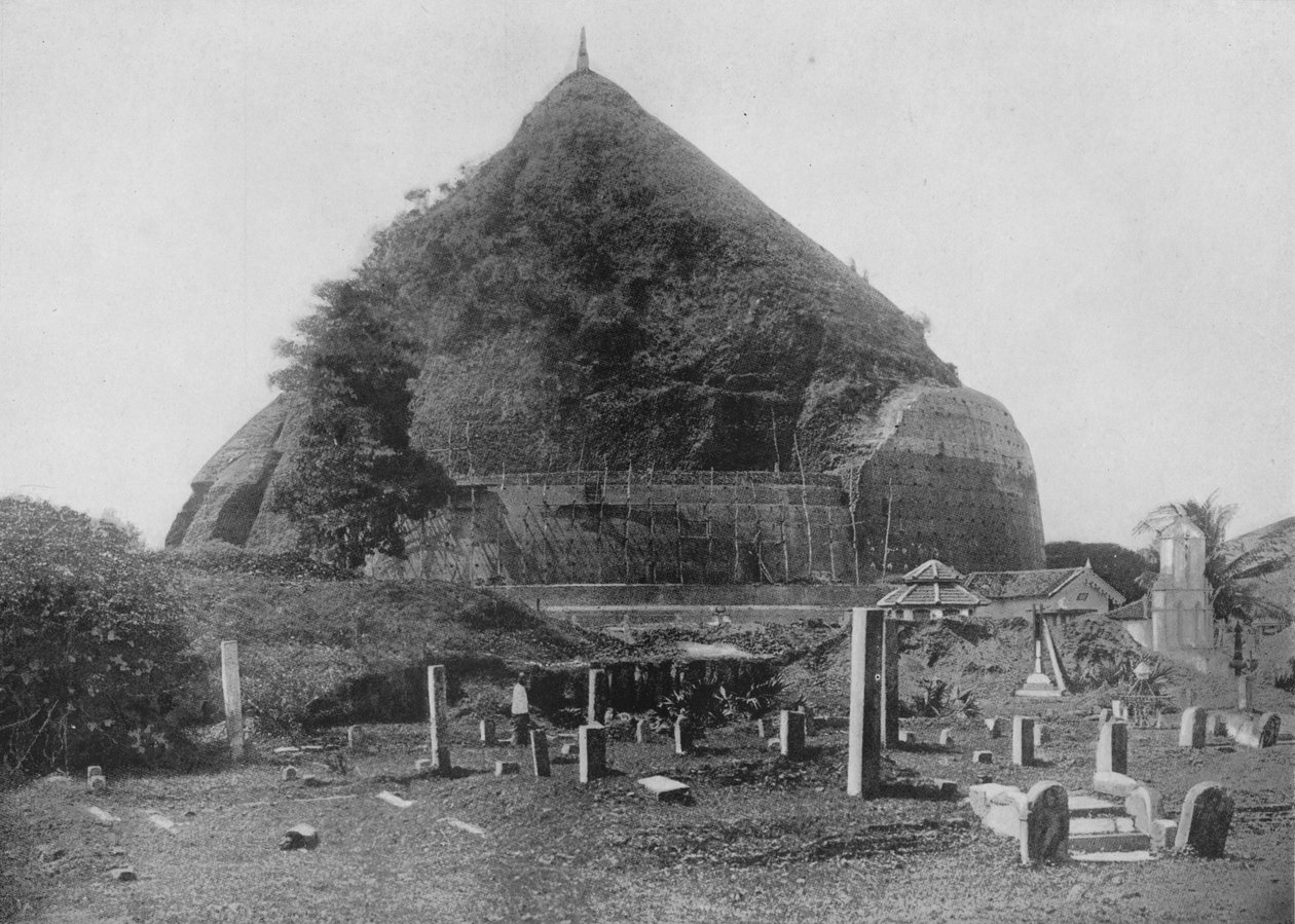Zrujnowane miasta Anuradhapury. Ruanwella Dagoba, Platforma Słonia, c1890, 1910 autorstwa Alfred William Amandus Plate