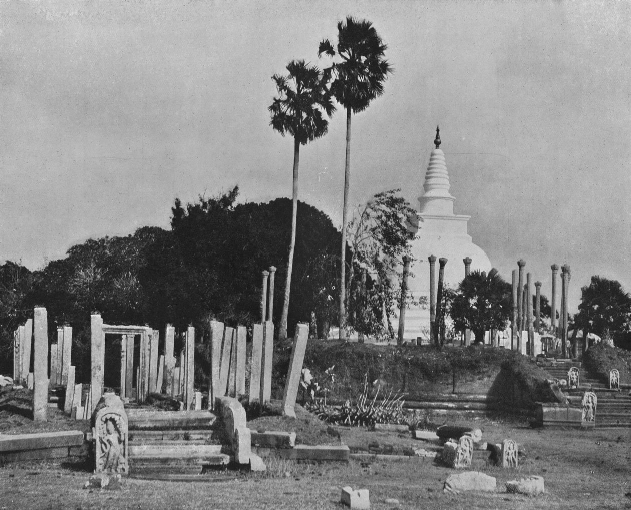 Zrujnowane miasta Anuradhapury. Thuparama Dagoba, c1890, 1910 autorstwa Alfred William Amandus Plate