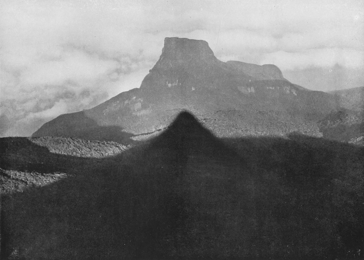 Cień Adams Peak i Bible Rock. Zaczerpnięty ze szczytu o wschodzie słońca, c1890, 1910 autorstwa Alfred William Amandus Plate