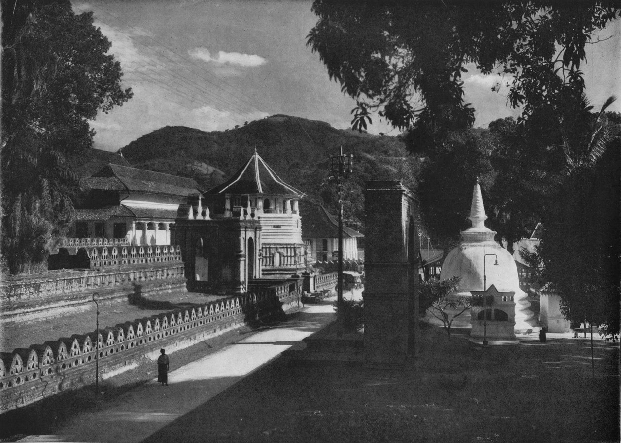 Świątynia Świętego Zęba i Dagoby, Kandy, Cejlon, c1890, 1910 autorstwa Alfred William Amandus Plate