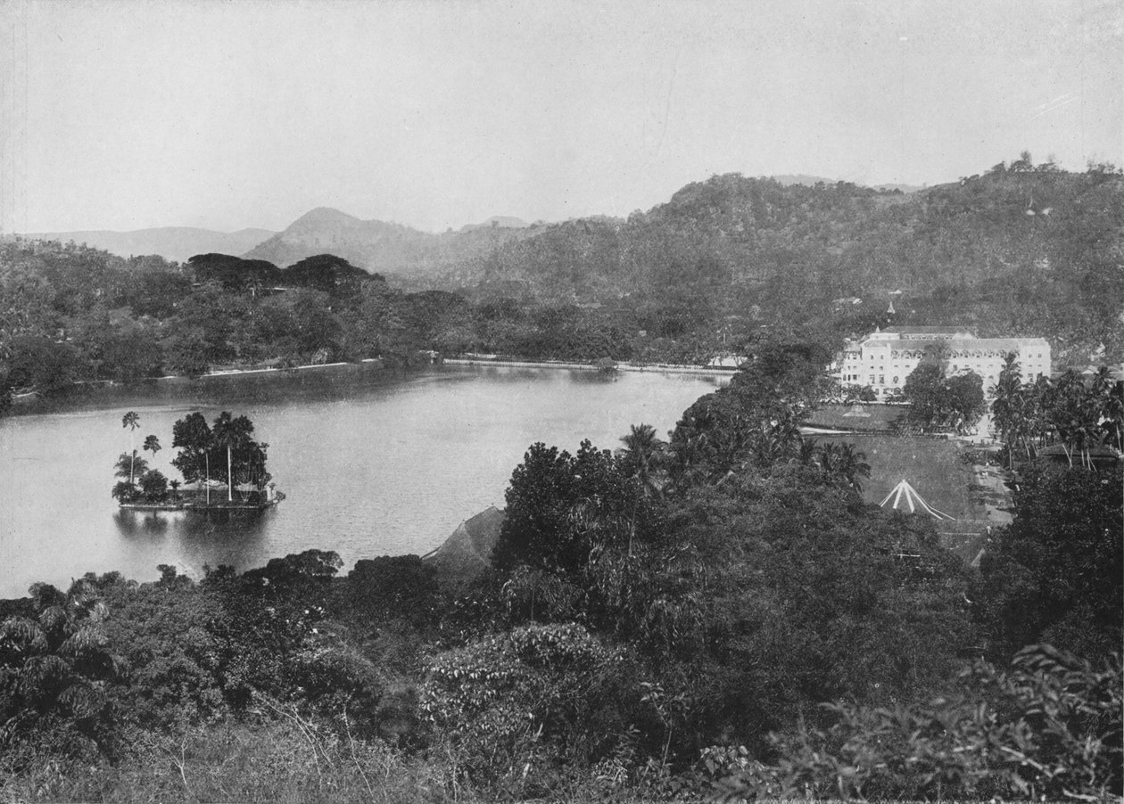 Widok na jezioro Kandy z Lady Hortons Drive, Kandy, c1890, 1910 autorstwa Alfred William Amandus Plate