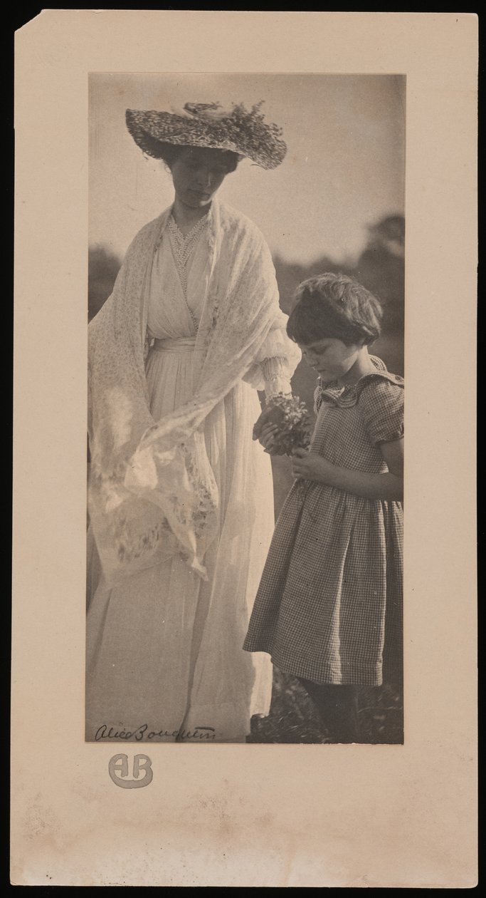 Alice Broughton zdjęcie Agnes Pelton z młodą kuzynką w „Dzikiej farmie” Agnes (zdjęcie czarno-białe) autorstwa Alice Boughton