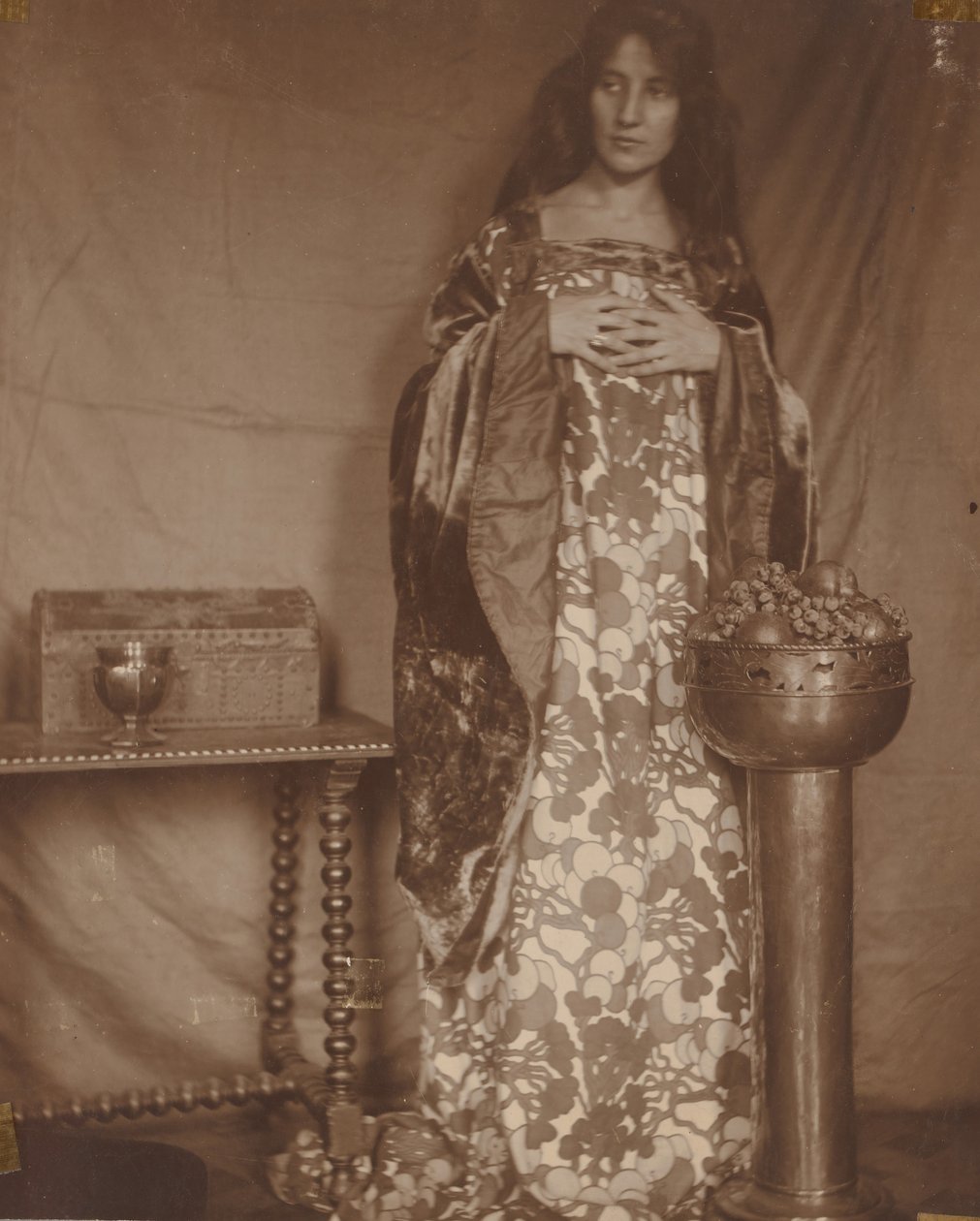 Portret Alice Dieudonne Chase, ca. 1906. autorstwa Alice Gerson Chase