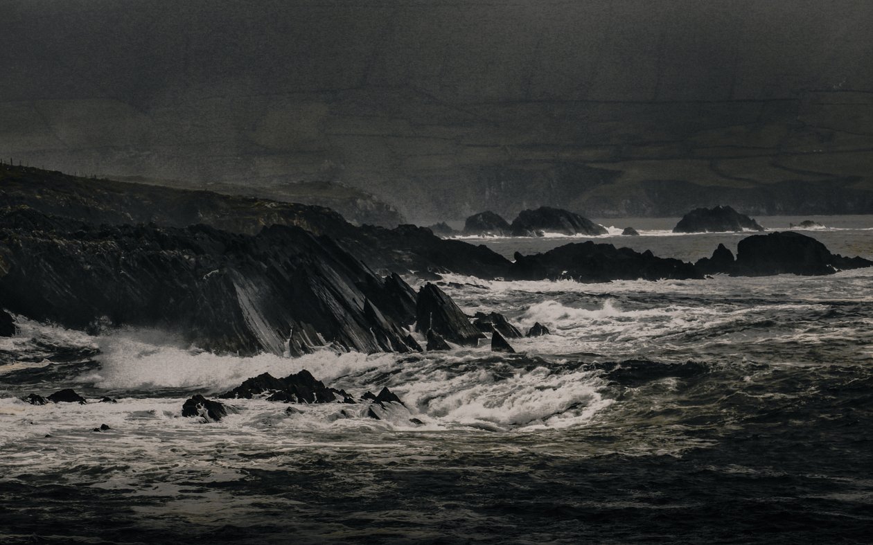 Cliffs Near Inch, 2018 (ręcznie malowane zdjęcie) autorstwa Alice Gur-Arie