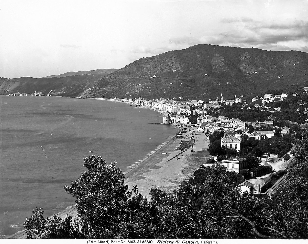 Panoramiczny widok miasta Alassio, prowincja Savona, ok. 1915-20 (zdjęcie czarno-białe) autorstwa Fratelli Alinari