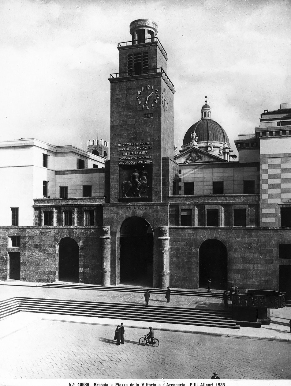 Piazza della Vittoria z wieżą Mussoliniego, Brescia (zdjęcie czarno-białe) autorstwa Fratelli Alinari