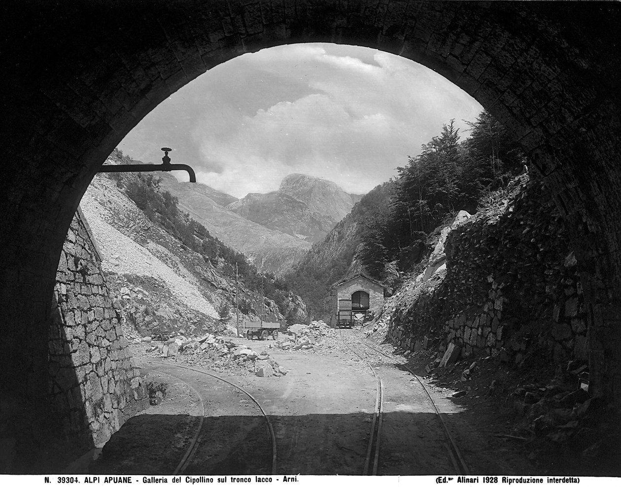 Tunel Cipollaio na odcinku kolejowym Arni-Iacco w Alpach Apuańskich w prowincji Lucca (zdjęcie czarno-białe) autorstwa Fratelli Alinari