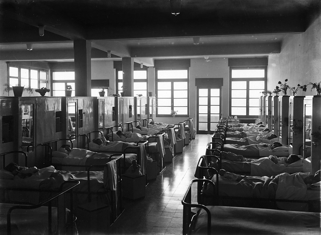 Villa Rosa Maltoni Mussolini: dzieci w swoich łóżkach (zdjęcie czarno-białe) autorstwa Fratelli Alinari