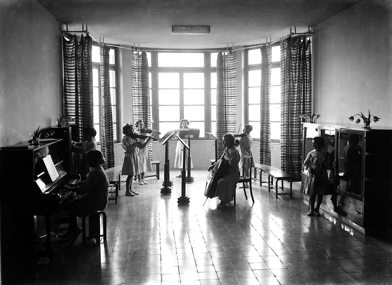 Villa Rosa Maltoni Mussolini: uczennice podczas lekcji muzyki (zdjęcie czarno-białe) autorstwa Fratelli Alinari