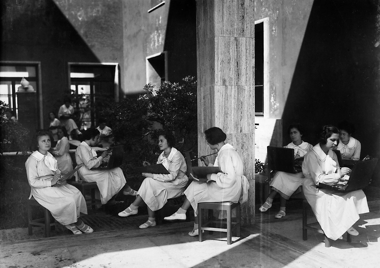 Villa Rosa Maltoni Mussolini: uczennice podczas lekcji malarstwa (zdjęcie czarno-białe) autorstwa Fratelli Alinari