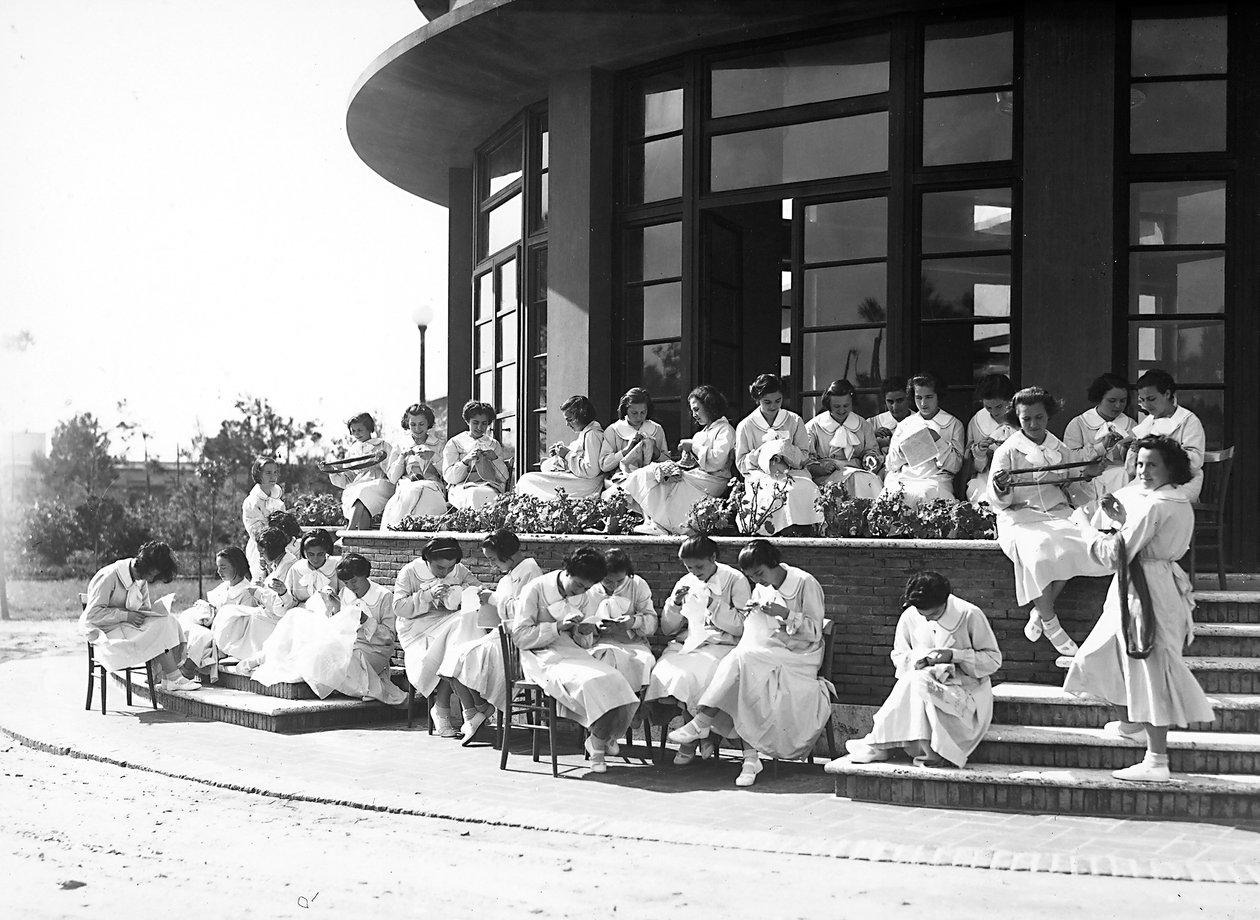 Villa Rosa Maltoni Mussolini: studentki podczas lekcji szycia, plener (zdjęcie czarno-białe) autorstwa Fratelli Alinari