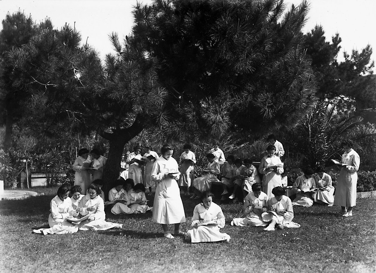 Villa Rosa Maltoni Mussolini: uczennice podczas lekcji plenerowej (zdjęcie czarno-białe) autorstwa Fratelli Alinari