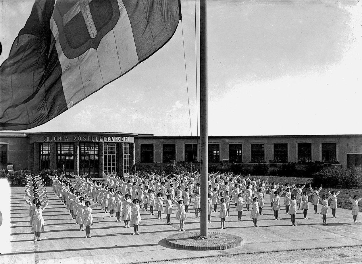 Villa Rosa Maltoni Mussolini: ćwiczące studentki (zdjęcie czarno-białe) autorstwa Fratelli Alinari
