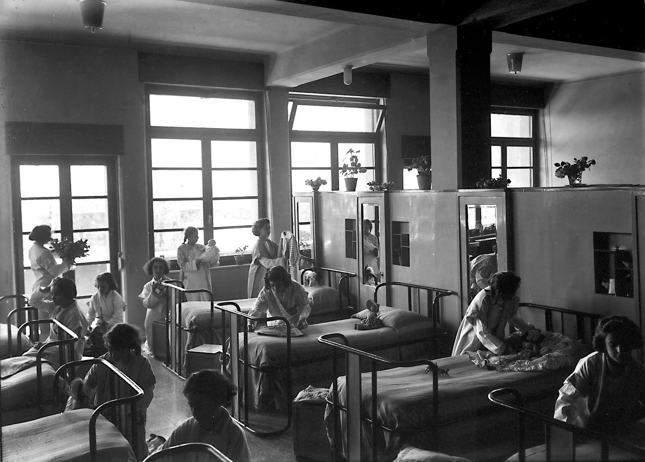 Villa Rosa Maltoni Mussolini: studentki sprzątają swoje sypialnie (zdjęcie czarno-białe) autorstwa Fratelli Alinari