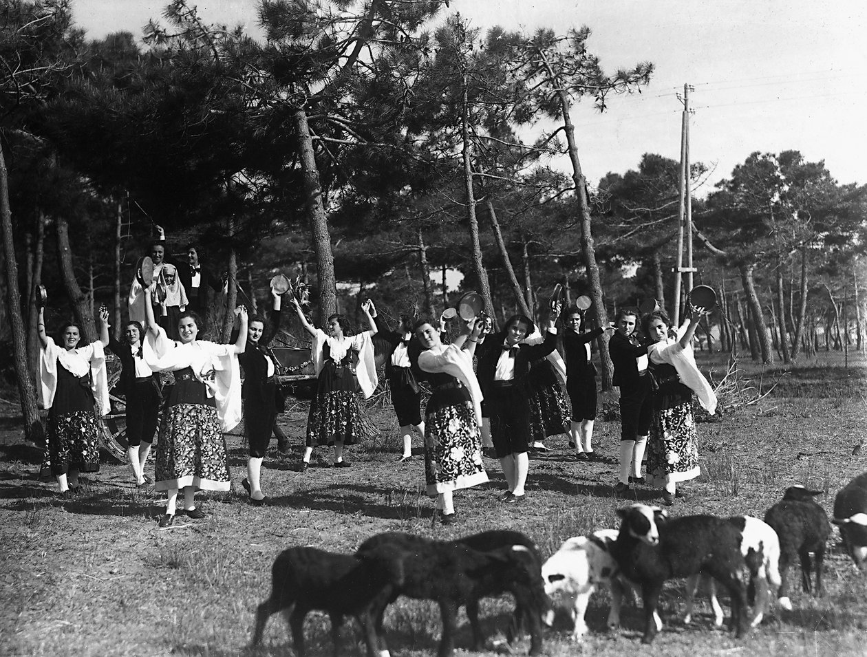 Villa Rosa Maltoni Mussolini: grupa nastolatków ubranych w tradycyjne stroje neapolitańskie (zdjęcie czarno-białe) autorstwa Fratelli Alinari
