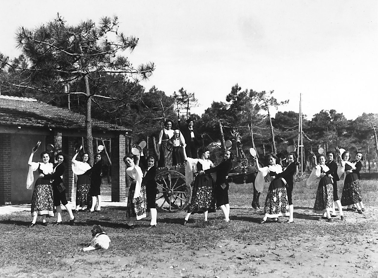Villa Rosa Maltoni Mussolini: grupa nastolatków w tradycyjnych sycylijskich strojach (zdjęcie czarno-białe) autorstwa Fratelli Alinari