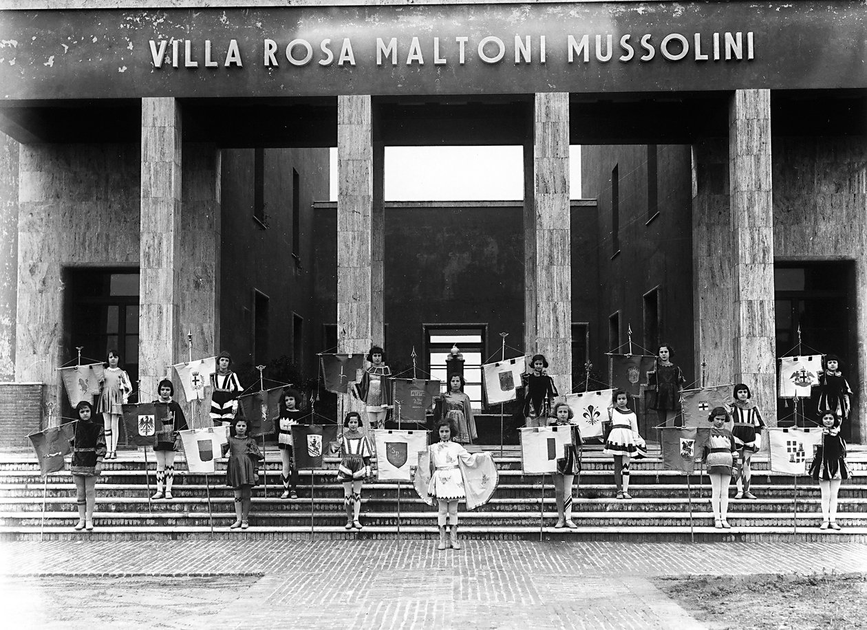 Villa Rosa Maltoni Mussolini: grupa młodych dziewcząt przebranych za paziów (zdjęcie czarno-białe) autorstwa Fratelli Alinari