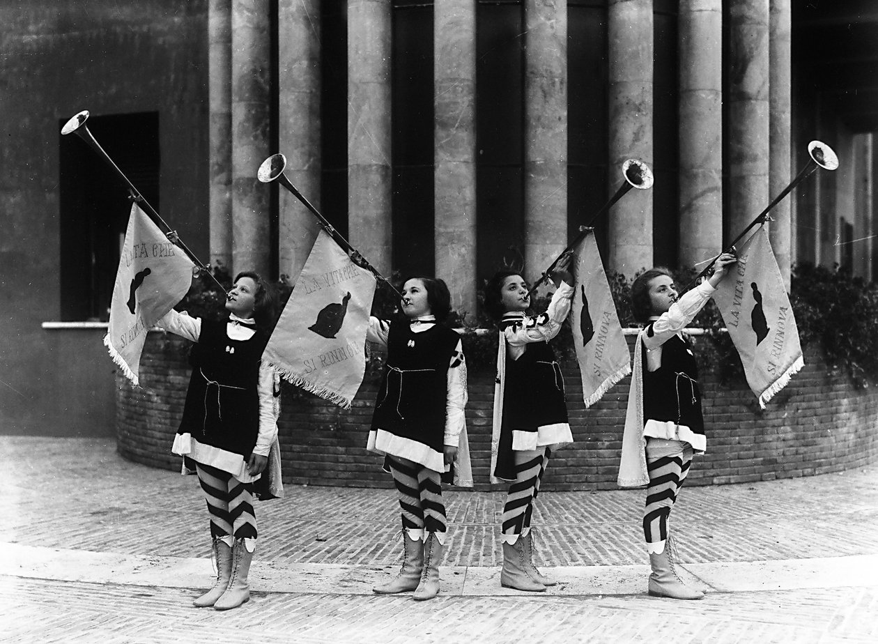 Villa Rosa Maltoni Mussolini: grupa młodych dziewcząt przebranych za paziów (zdjęcie czarno-białe) autorstwa Fratelli Alinari