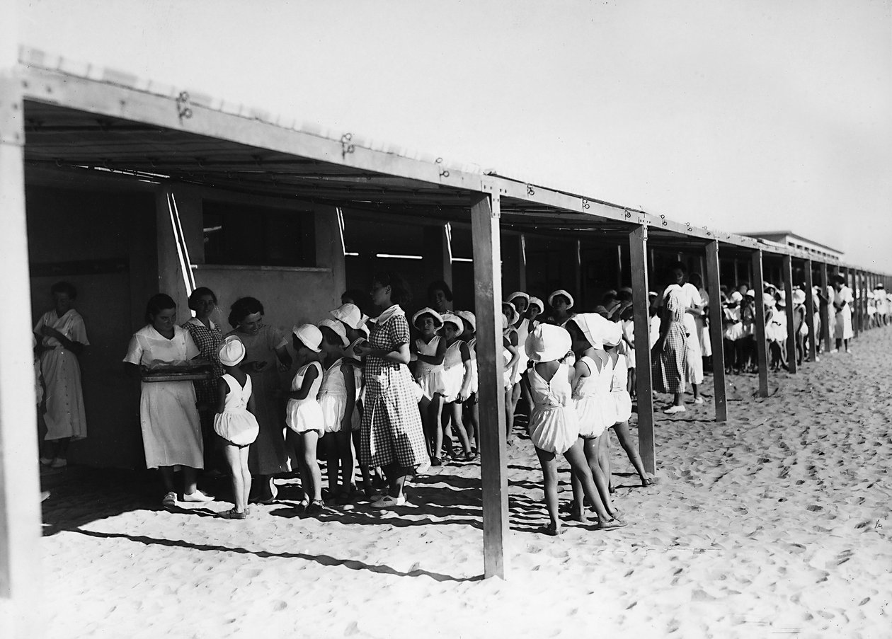 Villa Rosa Maltoni Mussolini: dystrybucja posiłków na plaży (zdjęcie czarno-białe) autorstwa Fratelli Alinari