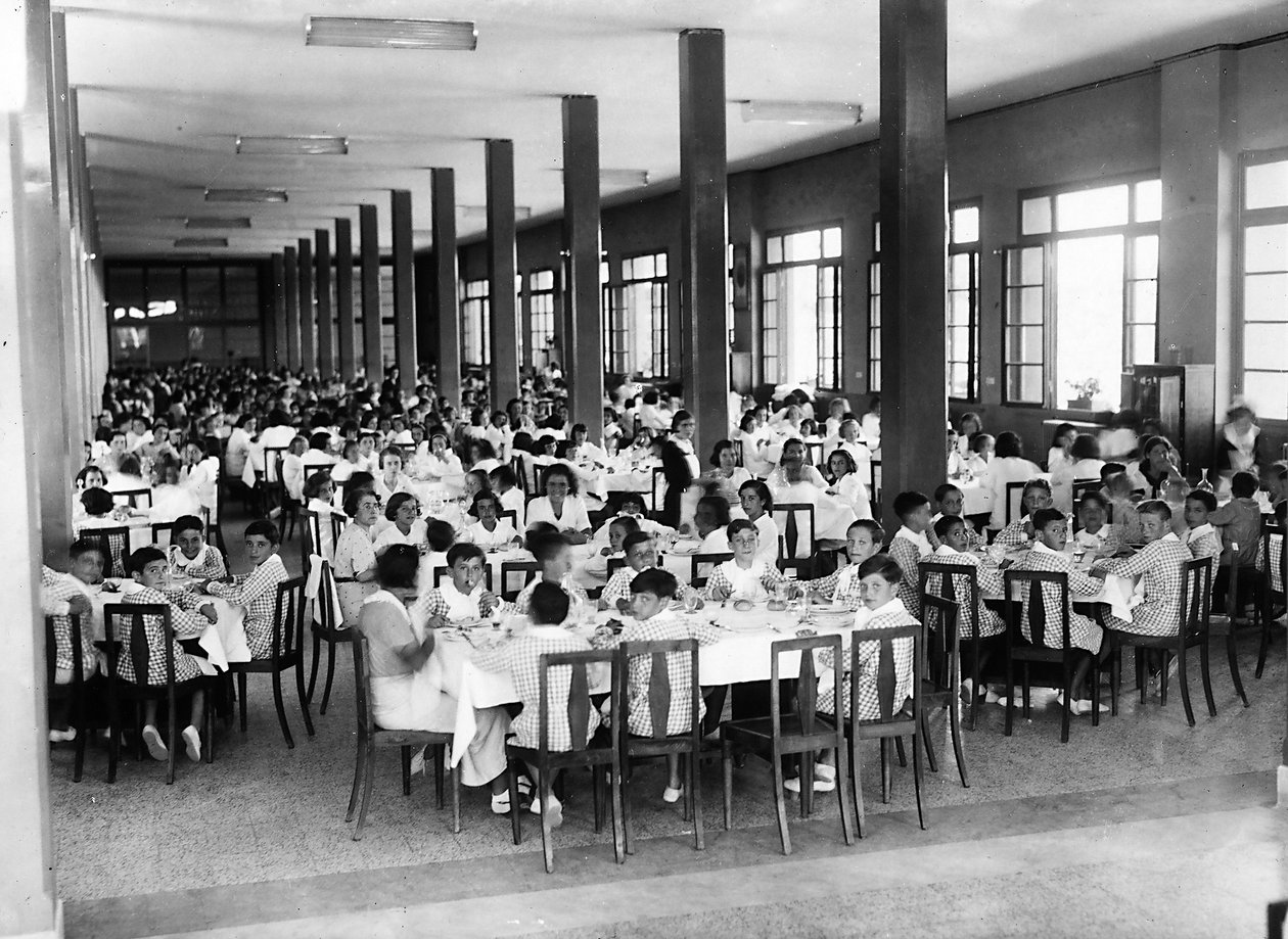 Villa Rosa Maltoni Mussolini: czas posiłku w refektarzu (zdjęcie czarno-białe) autorstwa Fratelli Alinari