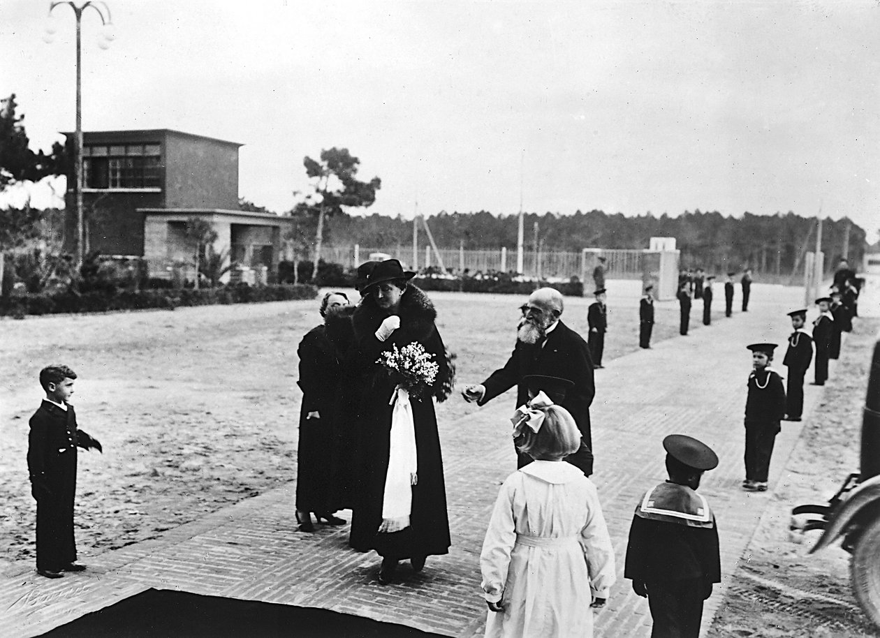 Villa Rosa Maltoni Mussolini: oficjalna wizyta Heleny Czarnogórskiej, żony Wiktora Emanuela III (zdjęcie czarno-białe) autorstwa Fratelli Alinari