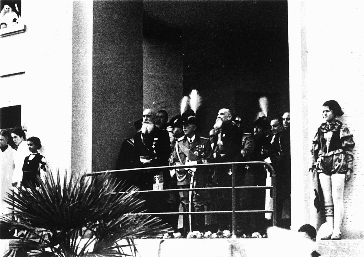 Villa Rosa Maltoni Mussolini: oficjalna wizyta Wiktora Emanuela III (zdjęcie czarno-białe) autorstwa Fratelli Alinari