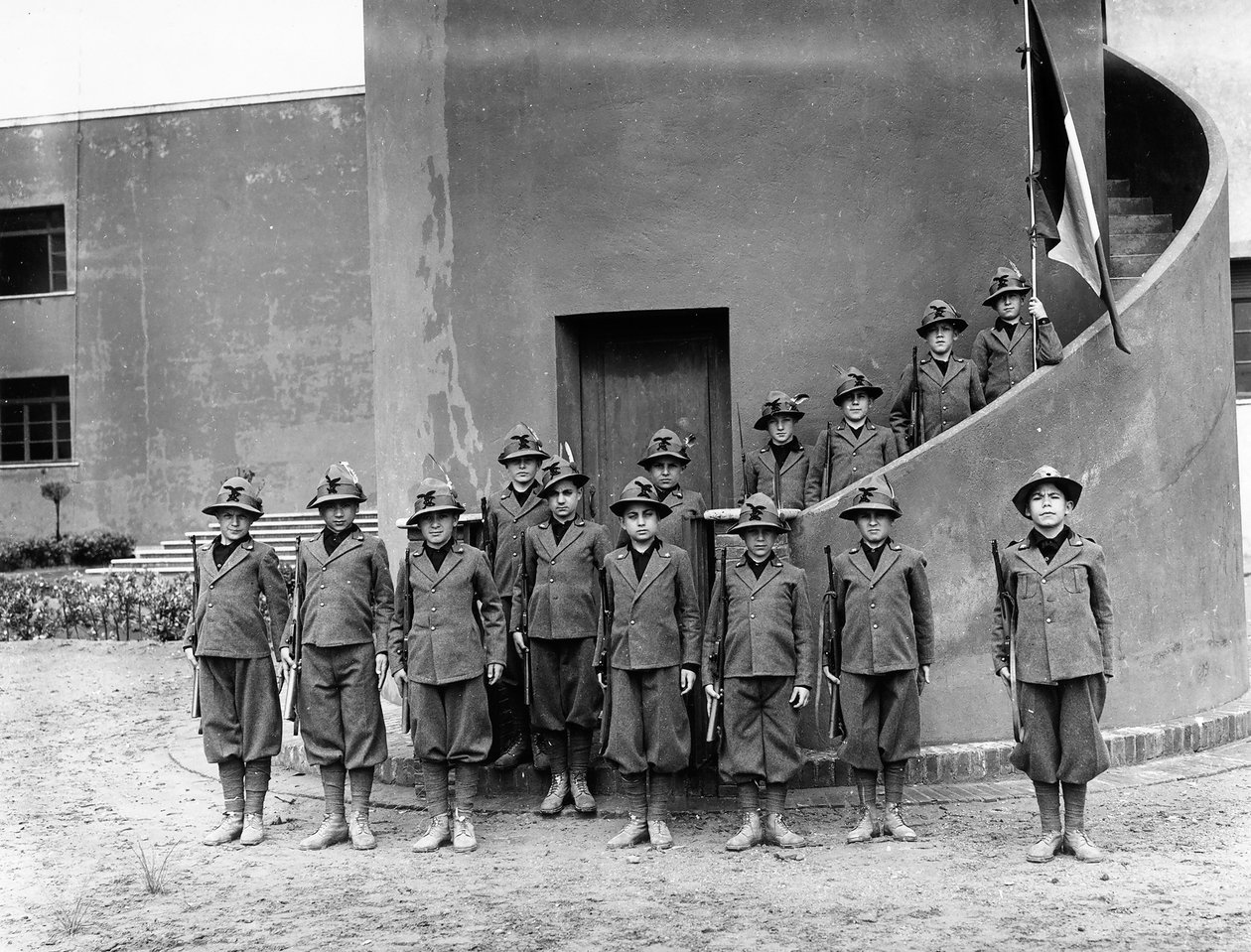 Villa Rosa Maltoni Mussolini: portret dzieci noszących friulskie mundury wojskowe (zdjęcie czarno-białe) autorstwa Fratelli Alinari