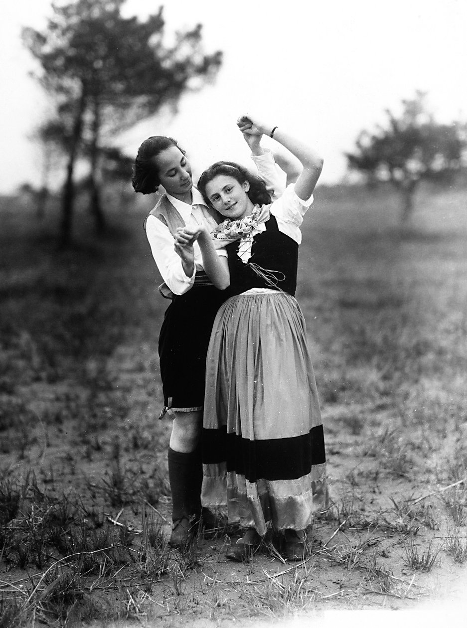 Villa Rosa Maltoni Mussolini: dwoje nastolatków ubranych w tradycyjne friulskie stroje (zdjęcie czarno-białe) autorstwa Fratelli Alinari