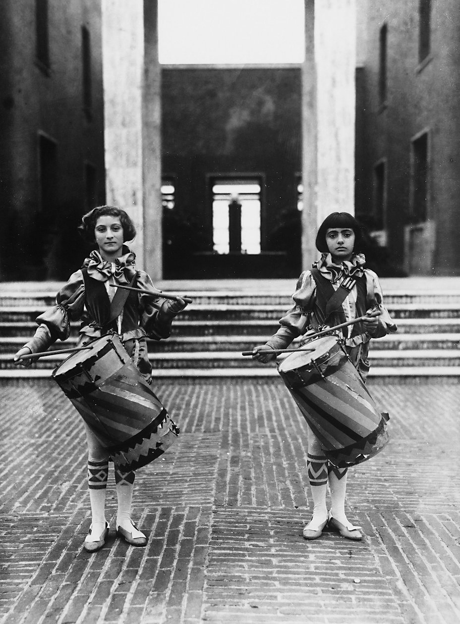 Villa Rosa Maltoni Mussolini: dwie młode dziewczyny przebrane za paziów (zdjęcie czarno-białe) autorstwa Fratelli Alinari