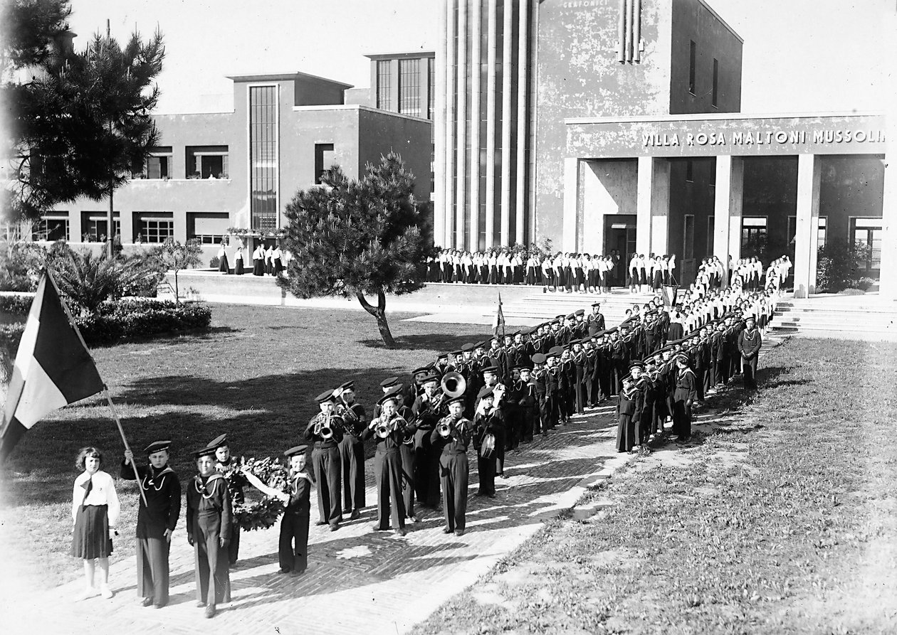Villa Rosa Maltoni Mussolini: zespół młodych studentów i parada (zdjęcie czarno-białe) autorstwa Fratelli Alinari