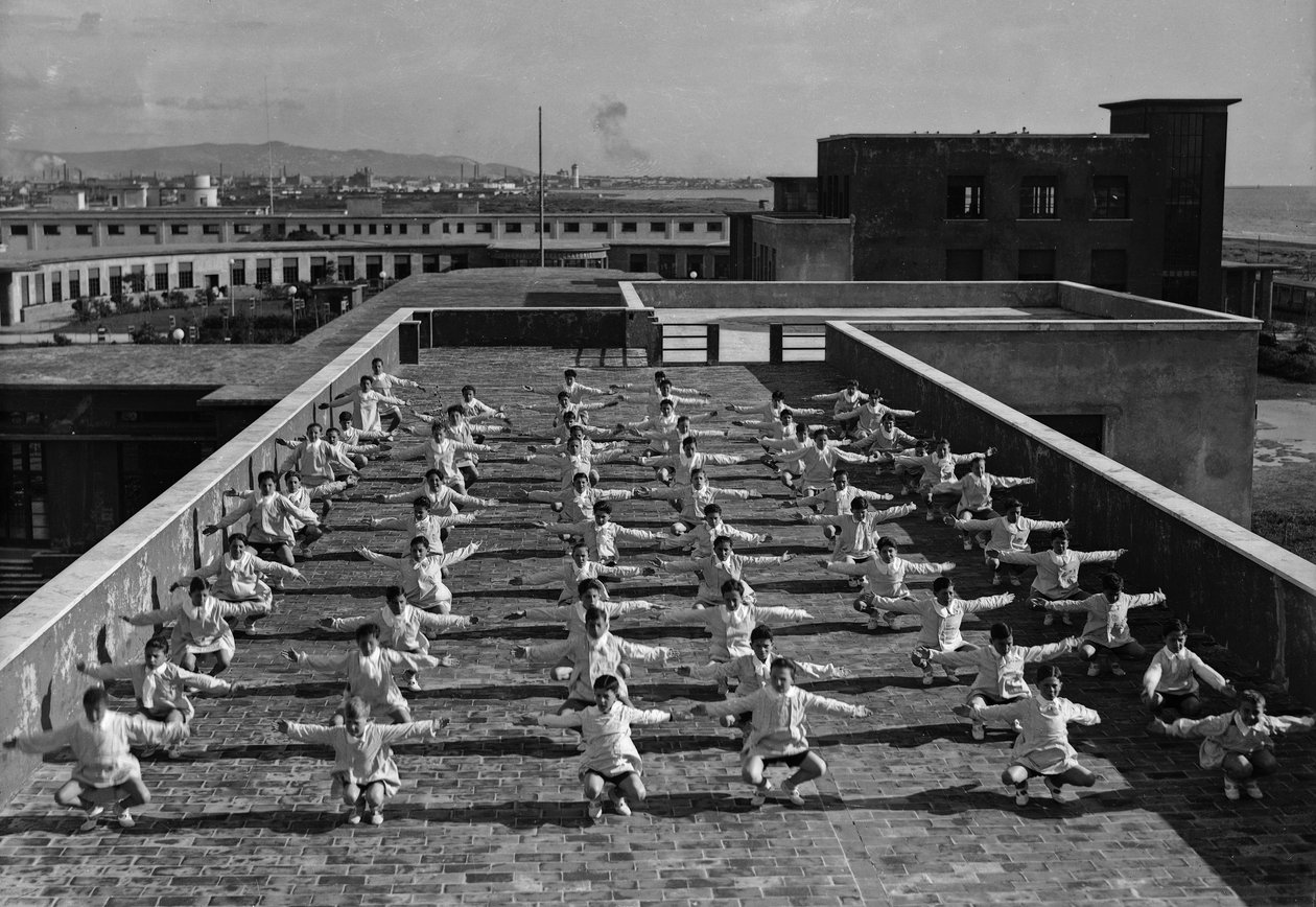 Villa Rosa Maltoni Mussolini: młodzi studenci ćwiczą (zdjęcie czarno-białe) autorstwa Fratelli Alinari