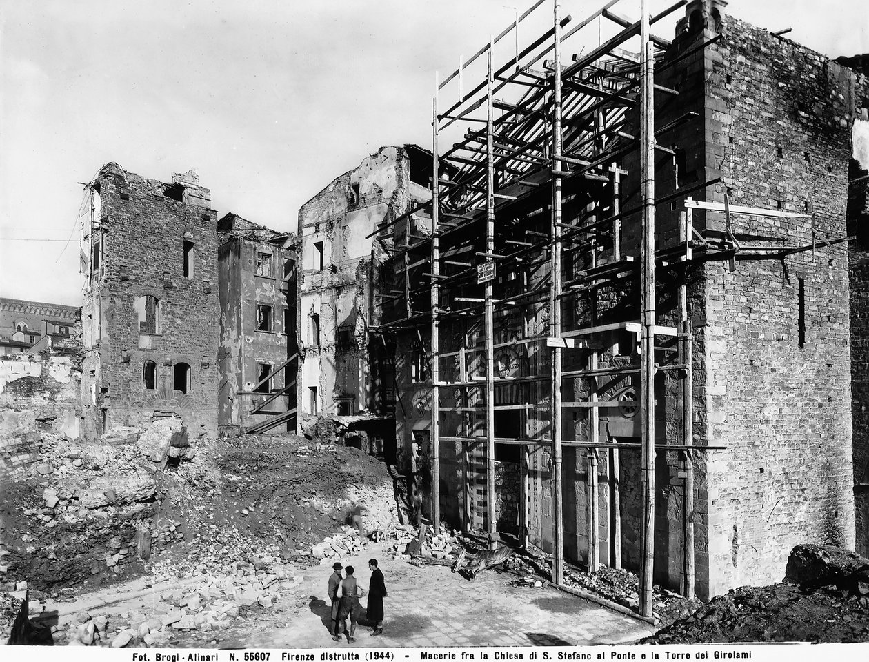 II wojna światowa: Zniszczenia spowodowane bombardowaniem między kościołem Santo Stefano al Ponte a wieżą Girolami spowodowane bombardowaniem we Florencji. Ta fotografia była wcześniej częścią Kolekcji Brogi, ale teraz należy do Kolekcji Alinari (zdjęcie c autorstwa Fratelli Alinari