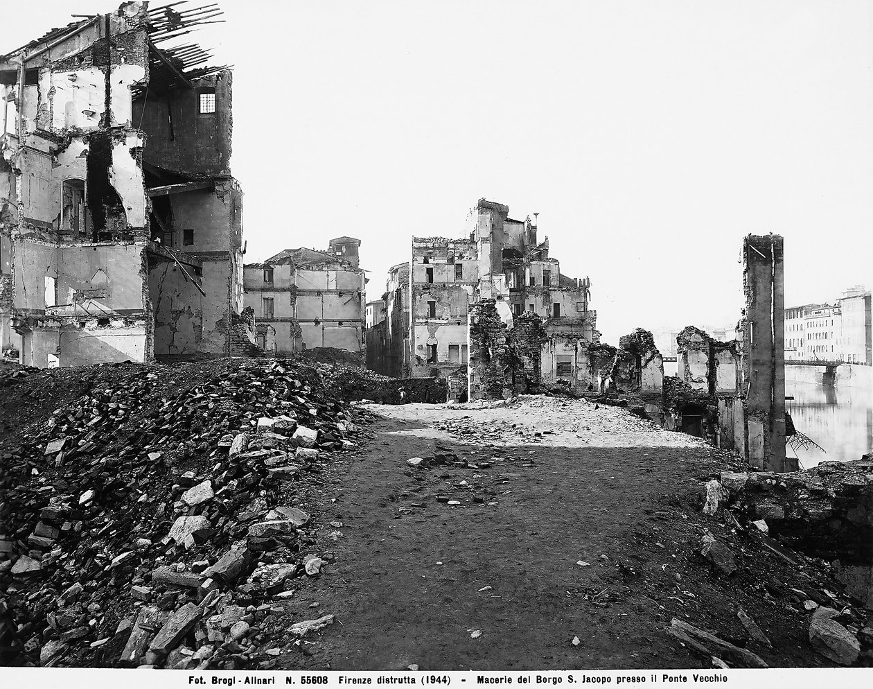 II wojna światowa: Zniszczenia spowodowane bombardowaniem Borgo San Jacopo przy Ponte Vecchio we Florencji. Ta fotografia była wcześniej częścią Kolekcji Brogi, ale teraz należy do Kolekcji Alinari (zdjęcie czarno-białe) autorstwa Fratelli Alinari