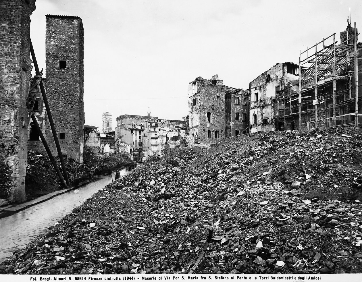 II wojna światowa: widok gruzów na Via Por Santa Maria między Santo Stefano al Ponte a wieżami Baldovinetti i Amidei we Florencji, po bombardowaniu. Ta fotografia była wcześniej częścią Kolekcji Brogi, ale teraz należy do Alinari C autorstwa Fratelli Alinari