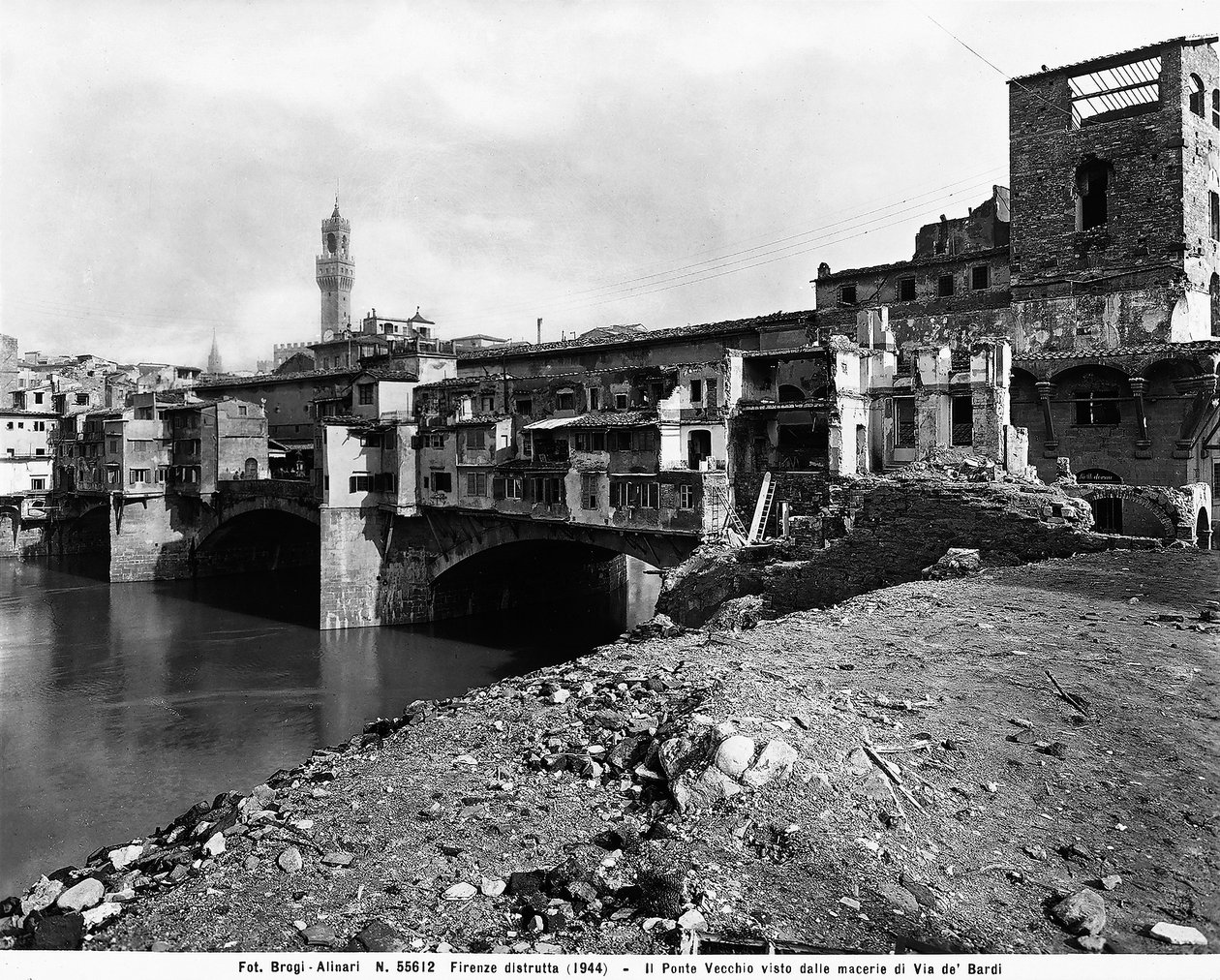 II wojna światowa: Ponte Vecchio, widziany z gruzów Borgo S. Jacopo, we Florencji po bombardowaniu. Ta fotografia była wcześniej częścią Kolekcji Brogi, ale teraz należy do Kolekcji Alinari (zdjęcie czarno-białe) autorstwa Fratelli Alinari