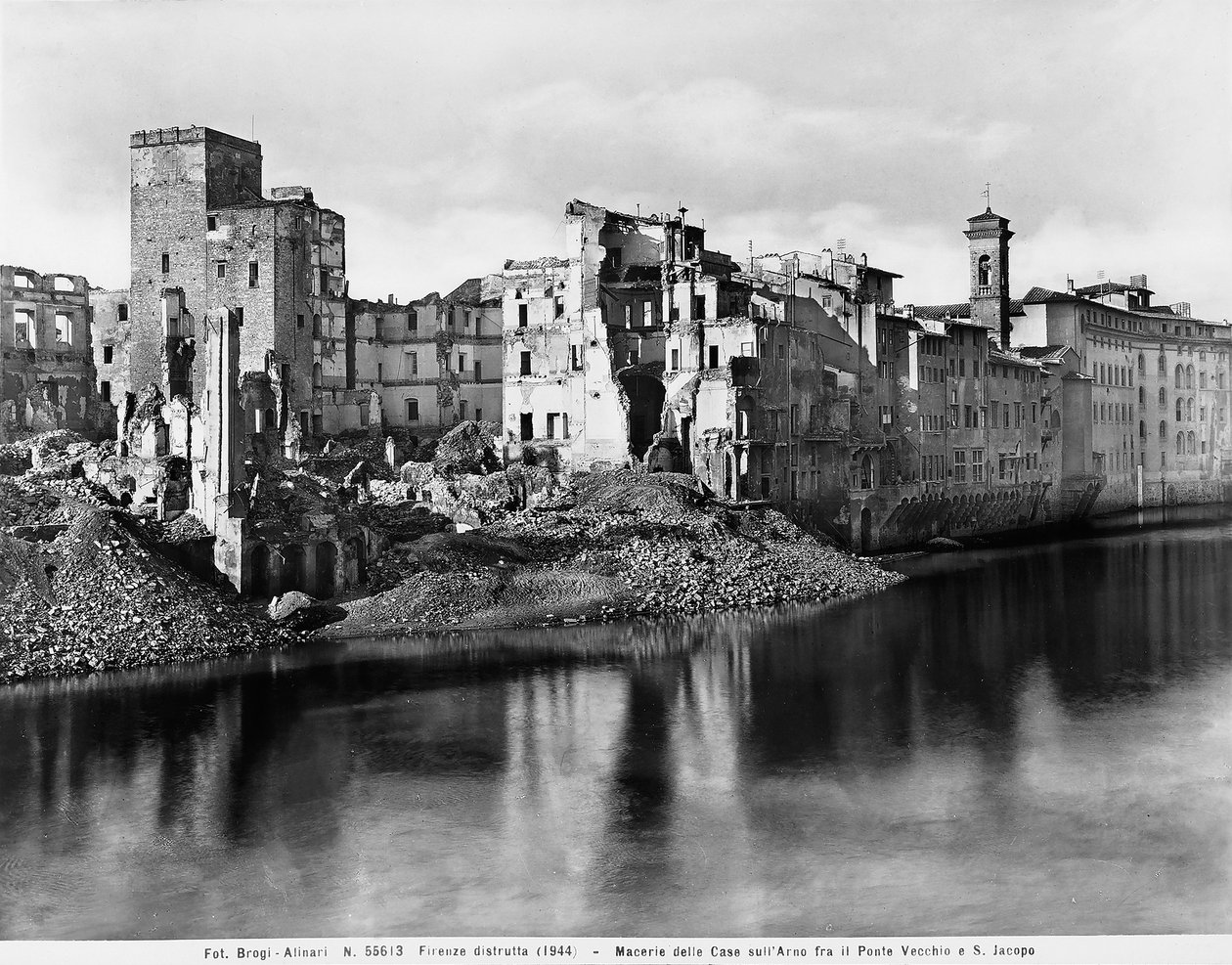 II wojna światowa: domy wzdłuż rzeki Arno, między Ponte Vecchio i San Jacopo we Florencji, po bombardowaniu. Ta fotografia była wcześniej częścią Kolekcji Brogi, ale teraz należy do Kolekcji Alinari (zdjęcie czarno-białe) autorstwa Fratelli Alinari