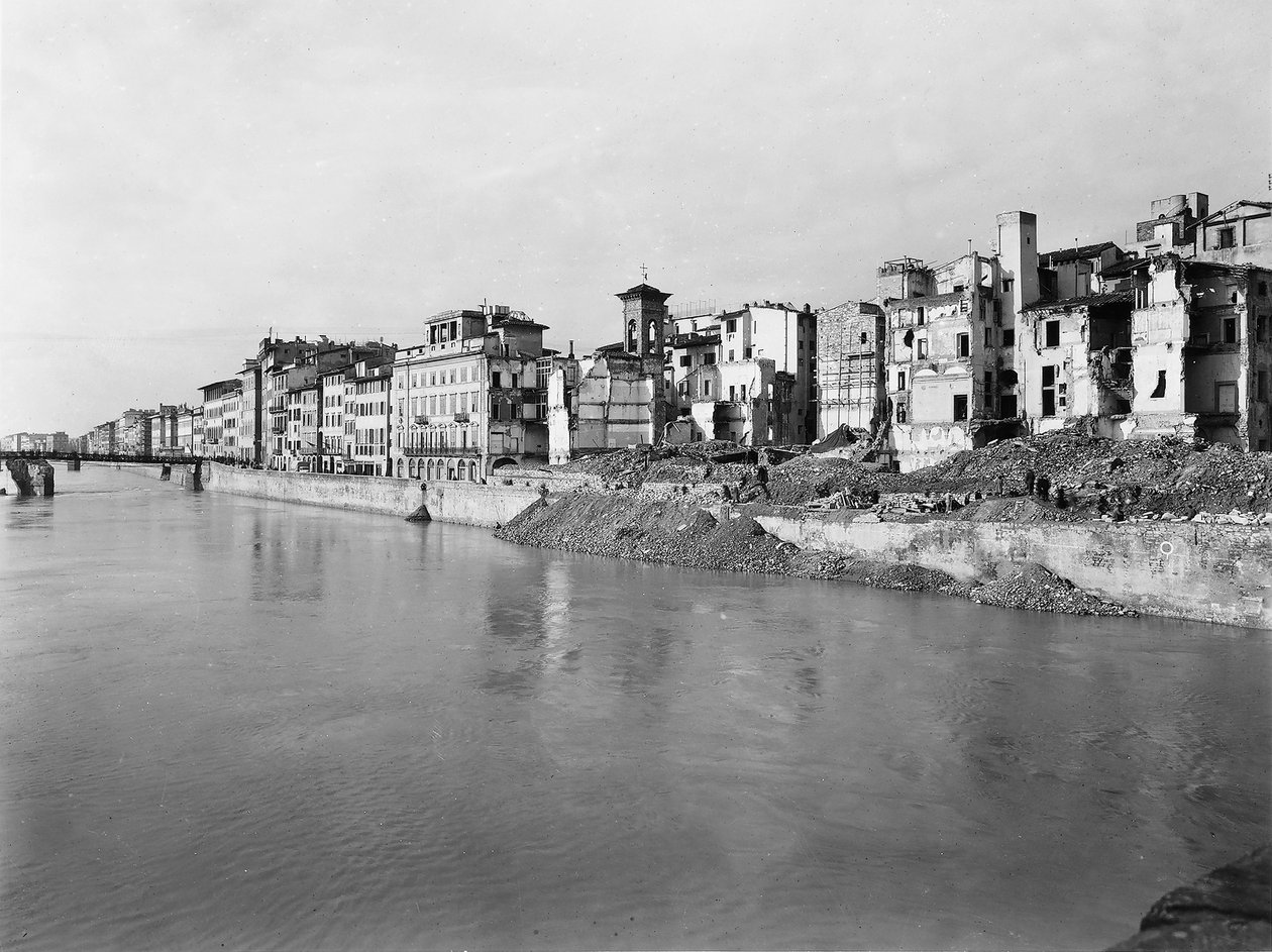 II wojna światowa: gruzy wzdłuż rzeki Arno we Florencji po bombardowaniu. Ta fotografia, dawniej część Kolekcji Brogi, obecnie należy do Kolekcji Alinari (zdjęcie czarno-białe) autorstwa Fratelli Alinari