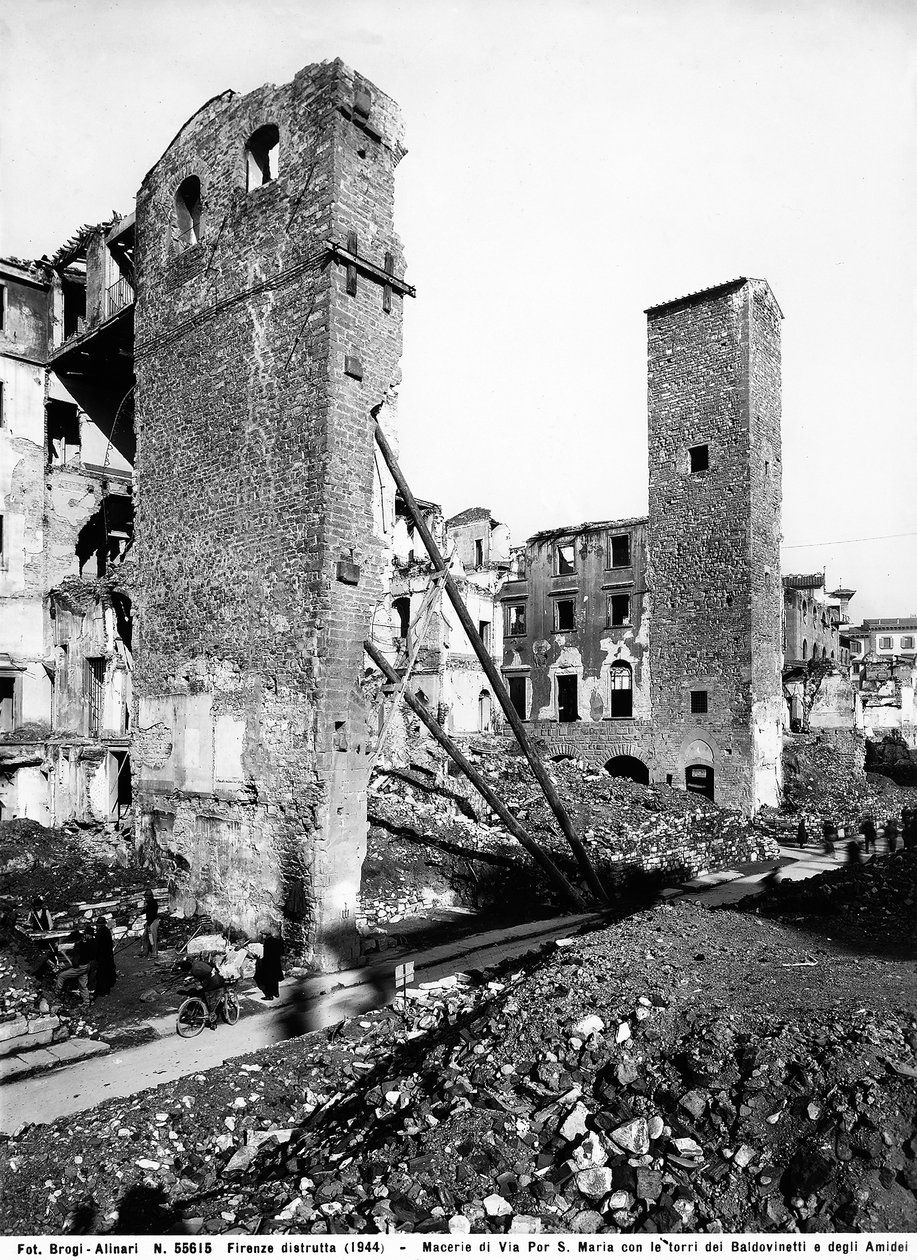II wojna światowa: gruzy na Via Por Santa Maria z wieżami Baldovinetti i Amidei we Florencji, po bombardowaniu. Ta fotografia była wcześniej częścią Kolekcji Brogi, ale teraz należy do Kolekcji Alinari (zdjęcie czarno-białe) autorstwa Fratelli Alinari