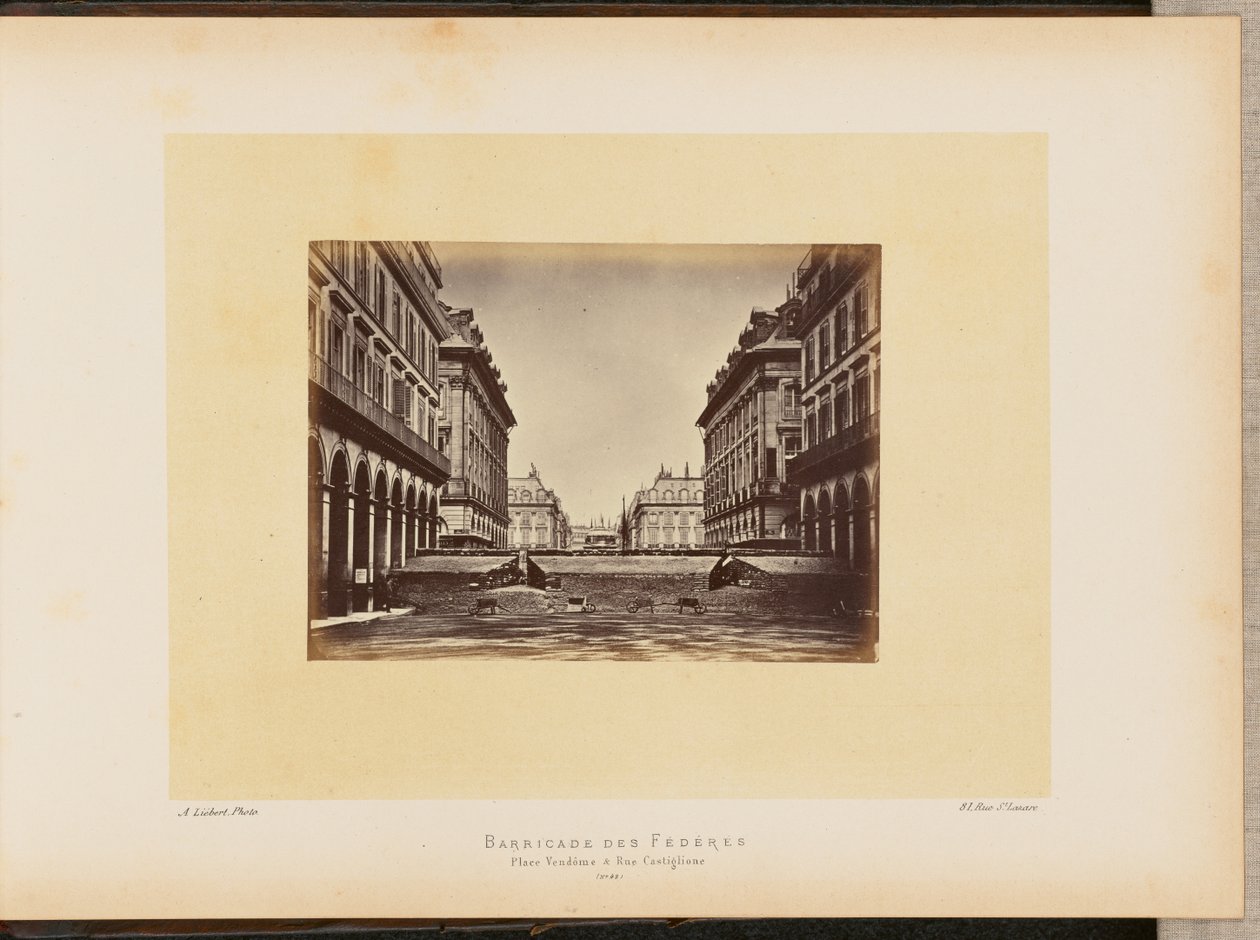 Barricade des Fédérés, place Vendôme i rue Castiglione. autorstwa Alphonse J. Liébert