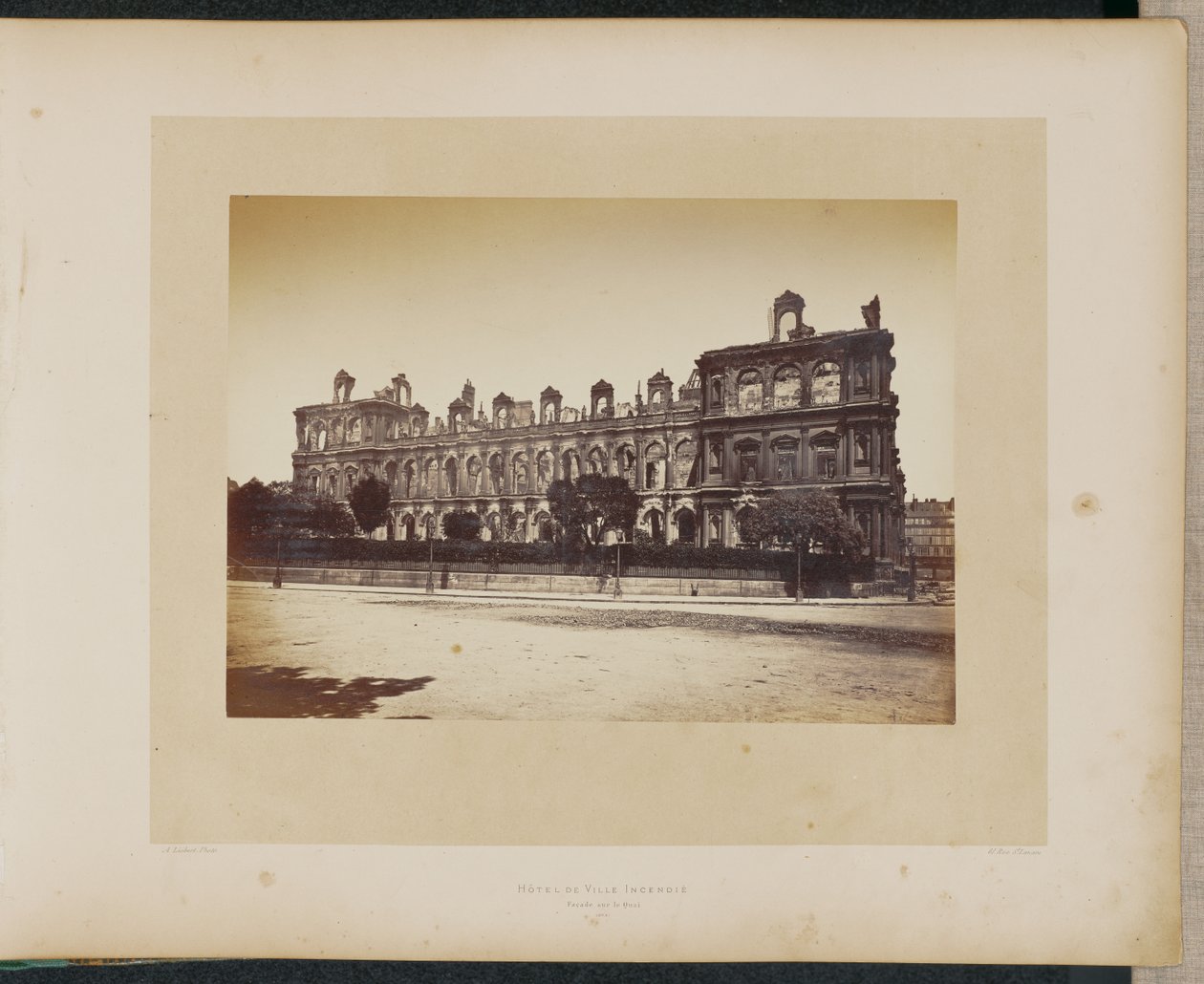 Spalony ratusz. Fasada na Quai. autorstwa Alphonse J. Liébert
