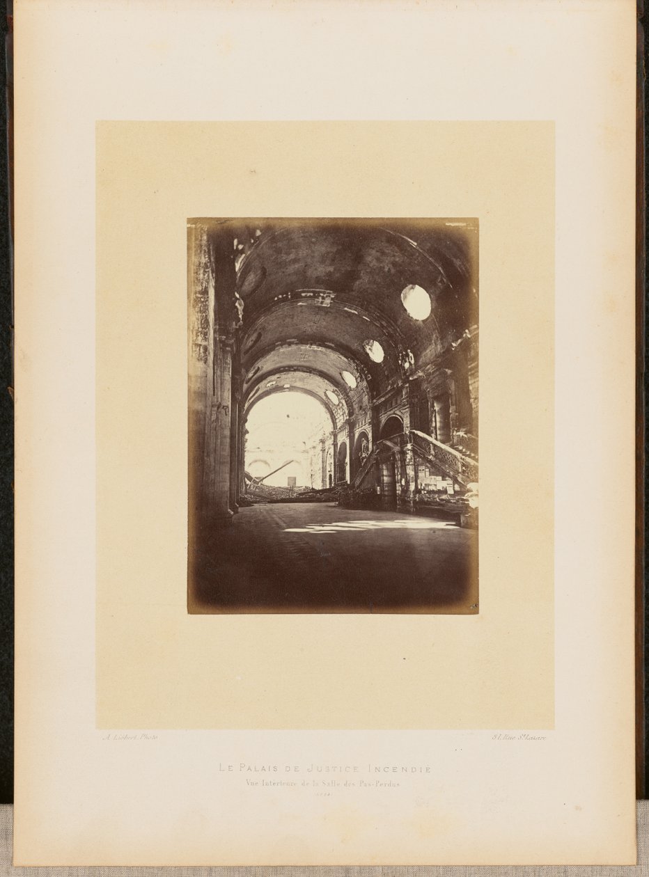 Płonący Pałac Sprawiedliwości. Widok wnętrza Salle des Pas-Perdus. autorstwa Alphonse J. Liébert