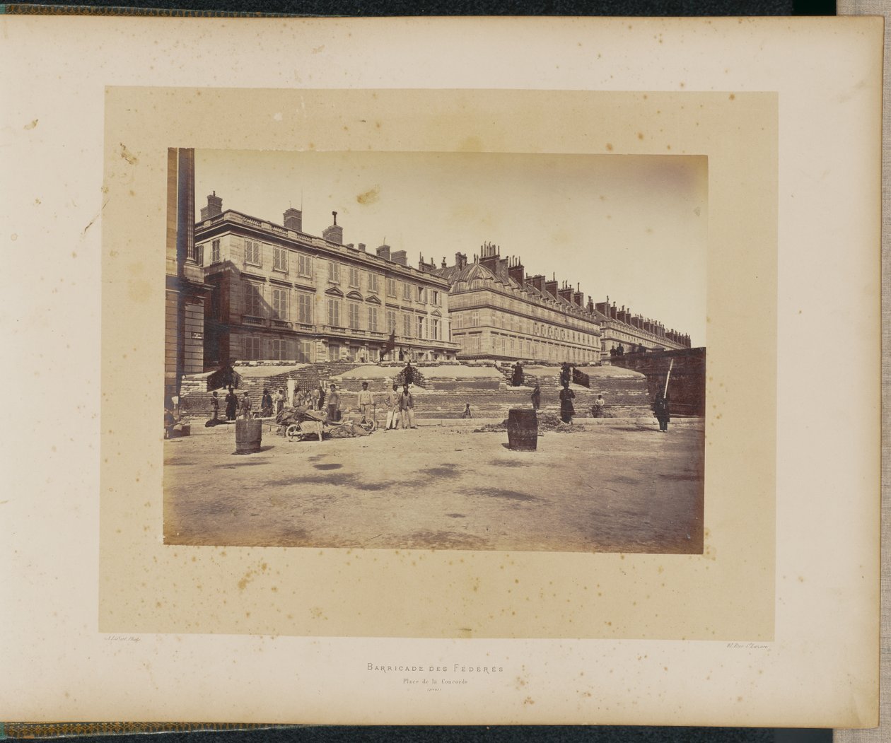 Barykada federatów, Place de la Concorde. autorstwa Alphonse J. Liébert